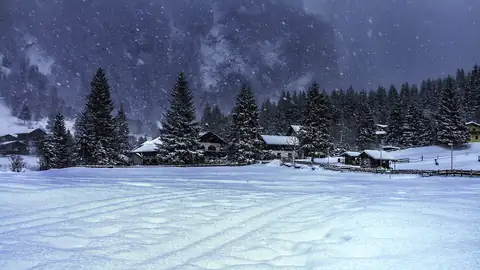 Imagem ilustrativa: Áustria: Paisagem de montanha coberta de neve