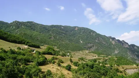 Imagem ilustrativa: Azerbaijão: Montanhas verdes sob céu azul claro