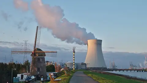 Imagem ilustrativa: Bélgica: Moinho e torre de arrefecimento de central nuclear