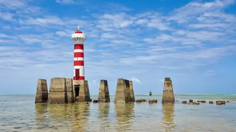 Imagem ilustrativa: Brasil: Farol em mar calmo com céu azul