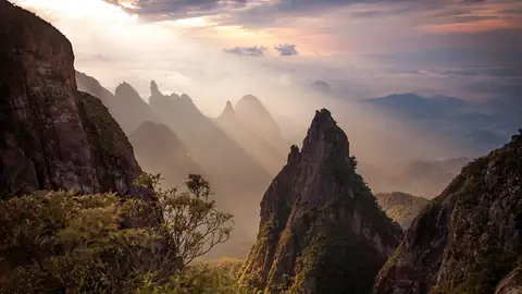 Imagem ilustrativa: Brasil: Nascente de sol em montanhas rochosas