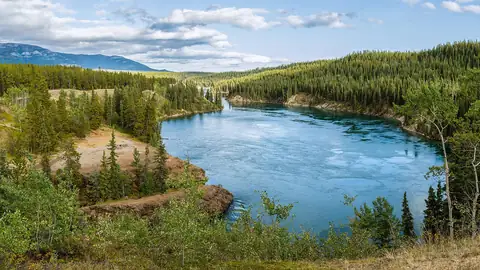 Imagem ilustrativa: Canadá: Rio em meio a floresta e montanhas