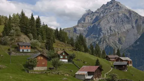 Imagem ilustrativa: Suíça: Casas de montanha em paisagem alpina