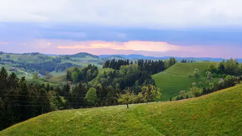 Imagem ilustrativa: Suíça: Paisagem montanhosa com floresta e céu