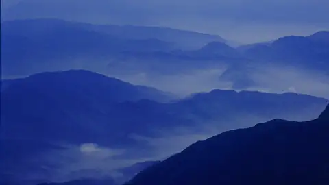 Imagem ilustrativa: China: Montanhas em névoa azulada, vista panorâmica