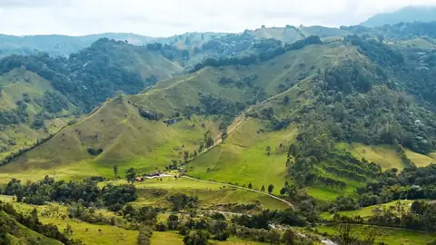 Imagem ilustrativa: Colômbia: Montanhas verdes e um rio