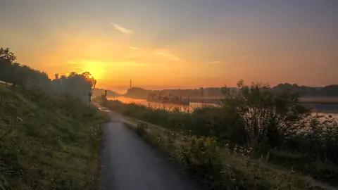 Imagem ilustrativa: Alemanha: Caminho ao amanhecer no canal