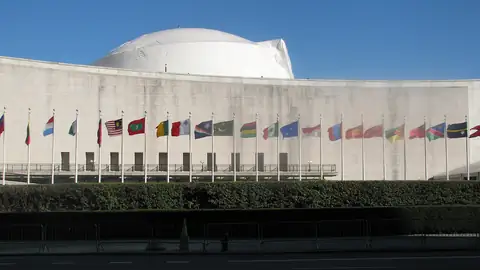 Imagem ilustrativa: Sede da ONU com bandeiras nacionais