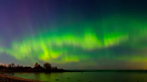 Imagem ilustrativa: Estônia: Aurora boreal sobre o mar e costa