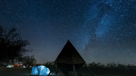 Imagem ilustrativa: Acampamento sob a Via Láctea