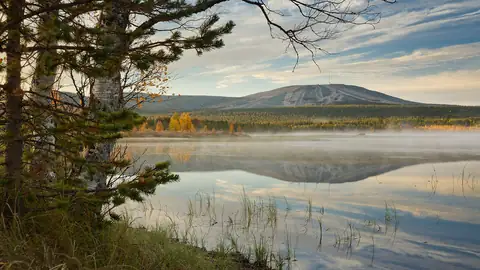 Imagem ilustrativa: Finlândia: Lago com montanhas em névoa, Finlândia