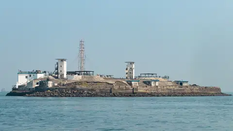 Imagem ilustrativa: Mumbai: Bateria costeira em ilha no mar