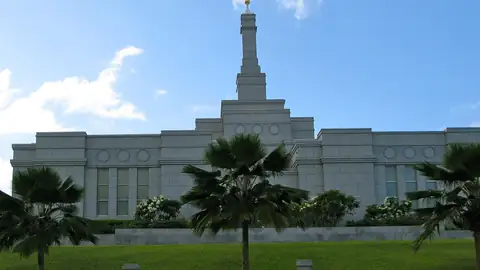Imagem ilustrativa: Suva: Templo com paisagem e palmeiras