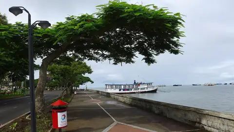 Imagem ilustrativa: Suva: Caminho à beira-mar com barco e árvores