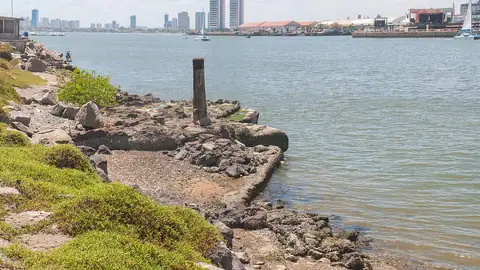 Imagem ilustrativa: Recife: Baía de Recife com skyline urbano