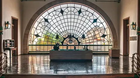 Imagem ilustrativa: Recife: Museu de Arte de Recife com grande vitral