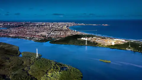 Imagem ilustrativa: Maceió: Vista noturna da cidade e costa