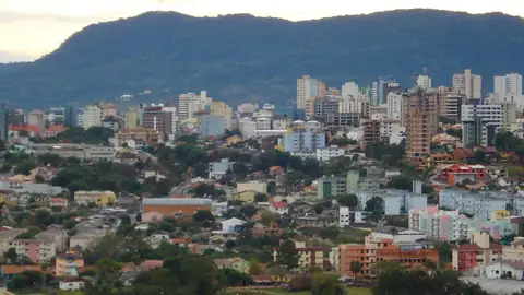 Imagem ilustrativa: Santa Maria: Vista da cidade com montanhas ao fundo