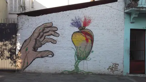Imagem ilustrativa: Porto Alegre: Grafite de mão e coração em parede branca