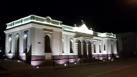 Imagem ilustrativa: Juiz de Fora: Edifício iluminado à noite em Juiz de Fora