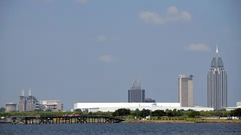 Imagem ilustrativa: Mobile: Cenário da cidade com skyline e rio