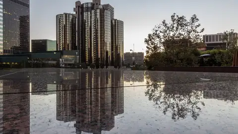 Imagem ilustrativa: Los Angeles: Reflexo de um hotel em superfície molhada