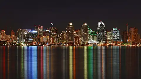 Imagem ilustrativa: San Diego: Cenário noturno da cidade refletida