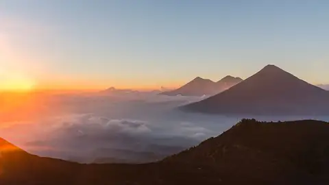 Imagem ilustrativa: Guatemala: Nascer do sol sobre vulcões e nuvens