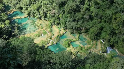 Imagem ilustrativa: Guatemala: Cachoeiras em meio à floresta exuberante