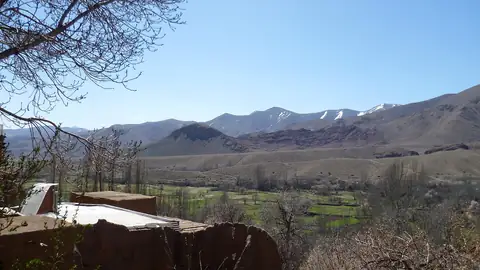 Imagem ilustrativa: Irã: Paisagem montanhosa com aldeia e céu azul