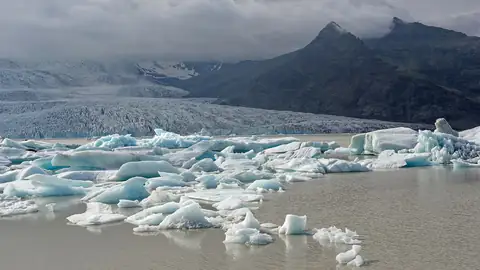 Imagem ilustrativa: Islândia: Lago glacial com icebergs e montanhas