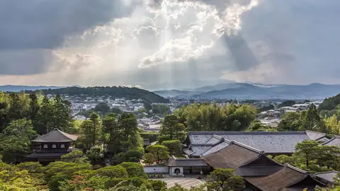 Imagem ilustrativa: Japão: Vista do templo com céu nublado
