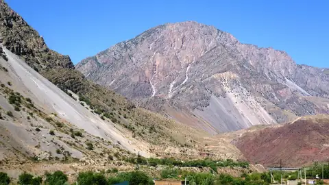 Imagem ilustrativa: Quirguistão: Montanha em paisagem árida e verdejante