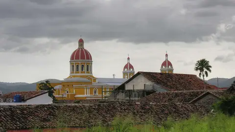 Imagem ilustrativa: Nicarágua: Igreja com torres e telhados em Granada, Nicarágua