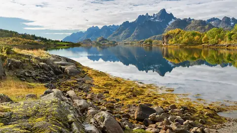 Imagem ilustrativa: Noruega: Lago refletindo montanhas na Noruega