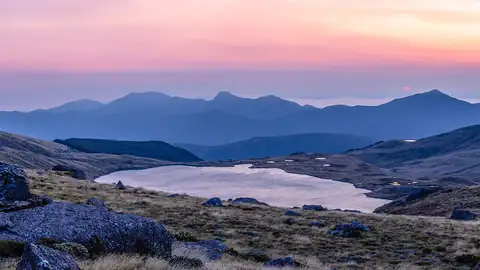 Imagem ilustrativa: Nova Zelândia: Lago e montanhas ao amanhecer