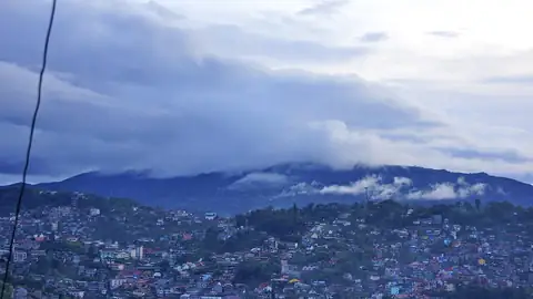 Imagem ilustrativa: Filipinas: Vista da cidade envolta por montanhas e nuvens