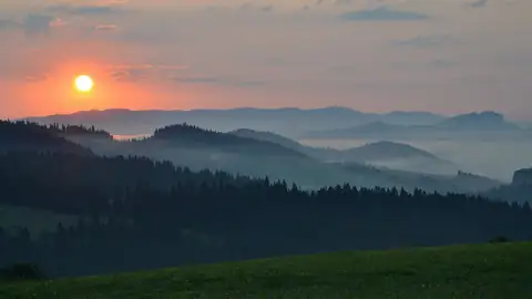 Imagem ilustrativa: Polônia: Nascer do sol nas montanhas