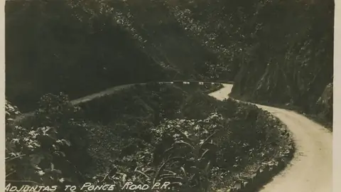 Imagem ilustrativa: Porto Rico: Estrada sinuosa em montanhas, Porto Rico