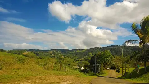 Imagem ilustrativa: Porto Rico: Cenário rural com montanhas e céu azul