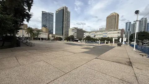 Imagem ilustrativa: Praça vazia com prédios ao fundo