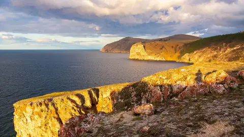 Imagem ilustrativa: Rússia: Falésia rochosa ao pôr do sol no lago Baikal