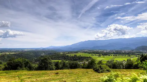 Imagem ilustrativa: Eslovênia: Paisagem montanhosa com vegetação verde