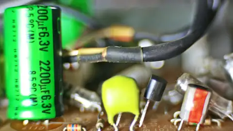 Imagem ilustrativa: Placa de circuito eletrônico com componentes