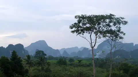 Imagem ilustrativa: Tailândia: Paisagem com montanhas calcárias e vegetação