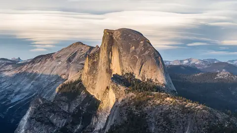 Imagem ilustrativa: Califórnia: Meio-Cume com montanhas ao fundo