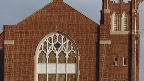 Imagem ilustrativa: Nebrasca: Igreja de tijolos com torre e vitrais