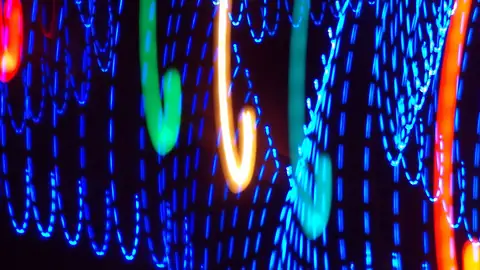 Imagem ilustrativa: Texas: Luzes coloridas em festa noturna